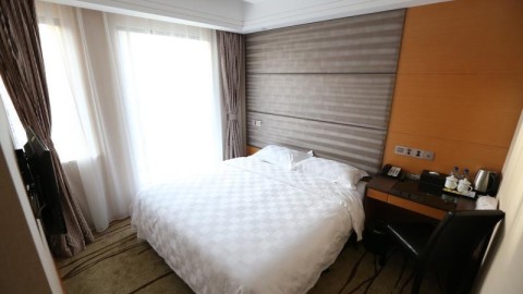 我用AI订酒店踩过的坑，和春节那回差点睡大街的真实经历